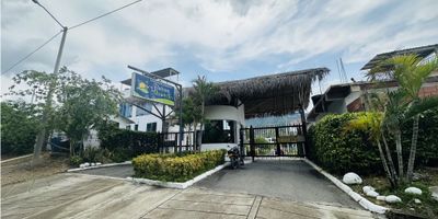 Vendo amplio lote de 392.29 m² (10 m de frente por 34.75 m de fondo) en el exclusivo Condominio Brisas de la Montaña, Manzana Sagu, en Nariño, Cundinamarca, a solo 20 minutos de Girardot. Ubicado en tierra caliente, este terreno semi plano es ideal para construir la casa de descanso de sus sueños, con posibilidad de acometidas de agua y luz. Disfrute de un condominio espectacular con 2 piscinas, canchas deportivas, minigolf, BBQ, salón de juegos, parqueadero para visitantes y vigilancia 24/7, todo con una cuota de administración increíblemente económica. ¡Uno de los lotes más grandes a un precio increíble!
