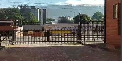 En el norte de Bogotá se encuentra este exclusivo apartamento dúplex remodelado de 4 habitaciones y 4 baños, estudio, con un total de 115 metros cuadrados de elegancia y comodidad. Con una distribución impecable, cada espacio ha sido diseñado para brindar confort y estilo. La luminosidad y amplitud de sus estancias crean un ambiente acogedor y sofisticado. Además, cuenta con 1 parqueadero para mayor conveniencia, deposito enchapado, chimenea en sala comedor, cuarto de lavandería, vista interior, ubicado en el último piso (tercero), zona verde, zona para niños, parqueadero para visitantes, salón comunal, portería, y vigilancia privada las 24 horas. Cerca de parques recreativos, centros comerciales, cerca avenida principal de transporte público Vive la experiencia de residir en un lugar que combina confort y funcionalidad en cada detalle. ¡Bienvenido a tu nuevo hogar!