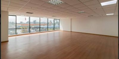 Edificio Inteligente sobre la avenada el Dorado, Área de 96 Metros Exterior con Excelente vista, Pisos laminados, buena luz natural, Sistema de red contraincendios, Ubicación Estratégica cerca al aeropuerto y cerca la estación de tras milenio, Cuenta con Dos garaje, independientes, cuenta con área comunales, Auditorio para 170 personas, Gimnasio, Ascensores, parqueaderos para visitantes, Bicicletas 