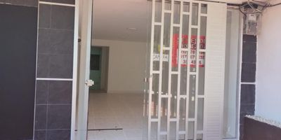 Local Comercial en Sector Gran Centro.
Ubicado sobre la Carrera 52, parqueadero externo para clientes (3),con todas sus acometidas de servicios públicos disponibles.
local ofrece :Kit de acabados en pisos paredes, cielo raso y luces, área  disponibles como recepción, salones ,divisiones en drywall, área de patio techado ,batería sanitaria para dama y caballero, cocineta, punto y contador de gas.