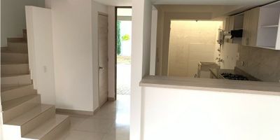 CASA DE DOS PISOS, ZONA CIUDAD COUNTRY, VÍA CALI JAMUNDI, Consta de tres alcobas principal con baño y vestier, tres baños, zona oficios, y cocina integral, sala comedor con salida a zona verde, parqueadero cubierto, cerca a Centro Comercial, supermercado, excelentes vias de acceso. cerca a la carretera panamericana entre Cali y Jamundi.
