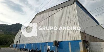 Amplia bodega en arriendo en Bucaramanga, ubicada estratégicamente en el Parque Industrial 2, vía Girón Chimita, Santander. Este inmueble ofrece 3300 m² de área construida, ideal para operaciones logísticas y empresariales de gran escala. Cuenta con un baño y 5 parqueaderos, optimizando la operatividad y acceso. La propiedad, con solo 3 años de antigüedad, dispone de servicio de vigilancia, brindando mayor seguridad a sus operaciones. Su excelente ubicación industrial potencia la conexión con rutas clave. Conozca más detalles de esta bodega en arriendo en Bucaramanga. Contacte por WhatsApp, solicite que le contacten o vea los teléfonos disponibles.