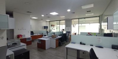 Magnifica oficina amoblada en venta ubicada en Centro Empresarial cuenta con...118m2 , 11 puestos de trabajo,  1 puesto gerencia, sala de juntas 6 puestos , archivo, cocineta, baño privado, 3 parqueaderos cubiertos, baños mixtos fuera de la oficina;  excelente ubicación,  con espectacular vista exterior, muy iluminada ubicada en  zona financiera, al lado de Camara de comercio. 
