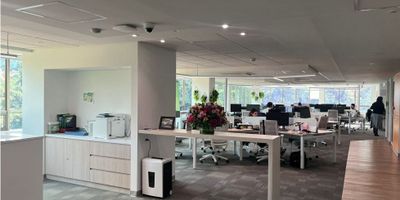 Oficina de 365 m2, ubicada en el quinto piso de un edificio con excelente ubicación, a pocos minutos del centro comercial Andino. El espacio cuenta con amplias y modernas instalaciones, incluyendo salas de juntas, oficinas privadas, cuarto de rack, dos cocinas, y un área abierta que brinda flexibilidad para adaptarse a diversas necesidades. Además, dispone de un ascensor de carga exclusivo, lo que facilita la logística interna, y seis estacionamientos disponibles para mayor comodidad. Ideal para empresas que buscan un entorno estratégico y funcional.
