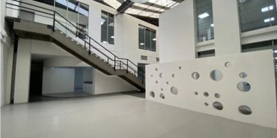 Inmueble de 3 pisos ubicado en una de las zonas comerciales más importantes de la ciudad; cuenta con una variedad en servicios gastronómicos, de salud y entidades financieras, cuenta con un area total de 5.580,89 m² distribuidos de la siguiente manera: Primer piso: 3.113,86 m², segundo piso: 2.105,23 m², tercer piso: 361,80 m², sus muros son en mampostería, ladrillo y dry wall, pisos en vinilo de alto tráfico y cerámica, sistema de extracción: 5 ventiladores, planta eléctrica (En desarrollo), parqueaderos para vehículos, motos y bicicletas, posibilidad de entrega con adecuaciones y muebles.
Usos: Funcionamiento de Call Center, logístico almacenamiento.
