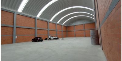 Vendo – arriendo espectacular bodega en parque industrial de Zipaquirá. Cuenta con un área total construida de 1.283 m². Área libre de bodega 800 m² a triple altura. Área de parqueaderos privados 334 m² con capacidad para doce vehículos. Área de oficinas y servicios 150 m² distribuidos en tres niveles. Cuenta con portón doble altura con acceso a tracto camión. Pisos de alta resistencia. Vigilancia las 24 horas. Carga de energía trifásica.
