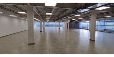 Descripción
Se arriendan distintas áreas de oficina, cada oficina se entrega totalmente abierta, con acabados en porcelanato, cielo raso a la vista con lámina de steel deck e iluminación LED.
Edificio construido con las últimas especificaciones técnicas, ya que tenemos un edificio amigable con el ambiente que permite reducción en los costos de energía eléctrica para iluminación, aireación, y operación de equipos, reducción de costos en los servicios sanitarios, mediante uso muy eficiente del agua, adicional cuenta con seguridad y vigilancia 24/7, amplio lobby de acceso, planta eléctrica de suplencia total y parqueadero de visitantes y arriendo de parqueo por mensualidades..
Servicios de auditorios
➔ Auditorio para 60 personas con un costo de $ 35.000 por hora (Torre II)
➔ Auditorio para 30 personas con un costo de $ 25.000 por hora (Torre II)
➔ Auditorio para 100 personas con un costo de $ 100.000 por hora (Torre III)
Servicios de cafetería - 3 cafeterías.
➔ Comedor entrada principal costado oriental para aprox 48 personas.
➔ Comedor en torre I, para aproximadamente 50 personas.
➔ Comedor en torre III, para aproximadamente 70 personas.
