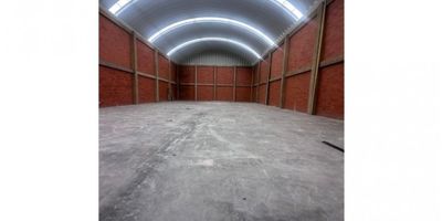 Se arrienda magnifica bodega de 1.314 m² área construida. Cuenta 729 m² de área libre de bodega a triple altura. Área de oficinas y servicios 264 m² distribuidos en tres niveles. Área de parqueaderos privados y Patio de maniobras 322 m². Dos portones doble altura con acceso de tracto camión. Pisos de alta resistencia. Vigilancia 24/7
