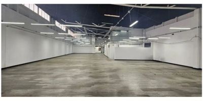 Se arrienda bodega de 1.800 m² con excelente ubicación. Cuenta con 1.150 m² de área en primer piso adicional mezzanine de 650 m².  Baterías de baños para damas y caballeros en primer y segundo piso.  Amplia zona de parqueadero privado. Tres muelles de cargue y descargue. Planta eléctrica y transformador propio. Excelentes vías de acceso.
