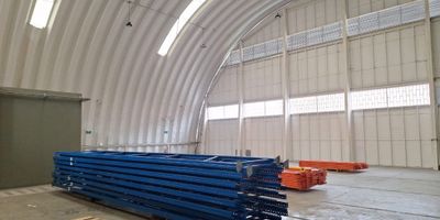 Bodega Vitrina en Arriendo en Facatativá

Se arrienda bodega vitrina con un área total construida de 500 m², de los cuales 380 m² corresponden al área de bodega. La propiedad está ubicada en Facatativá y cuenta con las siguientes características:


 Oficinas: 2 espacios destinados para oficina.
 Sala de Juntas: Área para reuniones y trabajo colaborativo.
 Área de Servidor: Espacio especializado para sistemas y equipos electrónicos.
 Archivo: Zona destinada al almacenamiento de documentos y materiales.
 Capacidad Eléctrica: 25 kVA.
 Altura: 12 m de piso a techo, ideal para almacenamiento vertical.
 Accesos: Entrada principal tipo vitrina de 4×8 m, con acceso directo a la bodega y oficinas. Las oficinas cuentan con un área aproximada de 2.5 m de frente por 5 m de fondo cada una.


Esta bodega vitrina es una excelente opción para empresas que requieren visibilidad y una ubicación estratégica en Facatativá.
