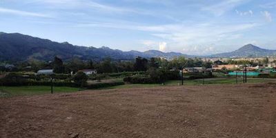 Lote para la venta en la Ceja vía Abejorral, sector el tambo,1.802 mts2, incluida explanación de 800 m2, índice de ocupación de 640 mts2 aproximadamente, excelente ubicación en la unidad, ya que está en la parte alta con vista hacia el Capiro y valle de san Nicolás, cuenta con todos los servicios públicos y alcantarillado, del municipio de La Ceja y se beneficia de un aprovechamiento de agua para jardines, la unidad se compone de 90 lotes.