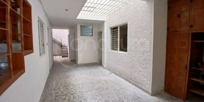 472-6662 Conaltura inmobiliaria ofrece Casa para arriendo en Alameda, primer piso, 130 m2, cuenta con 4 alcobas, 3 closets. 2 baños, sala y comedor independientes, cocina sencilla. Casa comercial, cerca al parque de belen, unicentro, la 33, avenida bolivariana, Excelente ubicación para oficinas o bodega, rutas alimentadores del metro, metroplus, rutas de buses belén.