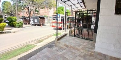 472-6665 Conaltura inmobiliaria ofrece local para arriendo en Belén Los Alpes, 30 m2, 1 baño, cocina sencilla, pisos en cerámica, Tiene rejas instaladas para negocio de comidas, cerca a Cancha de Belén Los Alpes, estación metroplus universidad, universidad de medellin, los molinos, rutas al centro de medellin, rutas integradas al metro, metroplus.