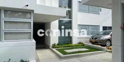 Arriende este consultorio de 21 m² en Barranquilla, barrio San Vicente, Atlántico. Ubicado en el piso 4 del Edificio Rosa María, este espacio profesional cuenta con 1 baño y es ideal para su negocio. Se encuentra en una zona de estrato 6 con excelente conectividad. Su estratégica dirección en la Cl 85 51B 20 ofrece comodidad y fácil acceso. El canon de arriendo es de $1,850,000. Para más detalles o visitar el inmueble, puede contactar por WhatsApp, solicitar que le contacten o ver los teléfonos disponibles.