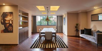 Apartamento en venta,  en unidad cerrada ubicada en sector central, cerca a colegios, supermercados, rutas de transporte público y fácil acceso desde vía principal y servicios complementarios del sector, Cuenta con piso en madera, puerta de seguridad, sala y comedor independientes, estar de tv, 2 alcobas con baño y vestier en cada una, baño social, jacuzzi, cocina integral abierta con barra tipo americano,  zona de ropas, terraza, y parqueaderos lineales cubiertos. Conjunto con ascensor, parques infantiles, zonas verdes, vigilancia privada y portería 24 horas, citofonia y circuito cerrado de tv.  Inmuebles sujetos a verificación de disponibilidad.
