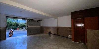 Este local para alquiler se encuentra ubicado en la ciudad de Itagui, en el departamento de Antioquia. Con un área total de 38 M2, este inmueble ofrece un espacio amplio y funcional para llevar a cabo tu negocio de manera exitosa. La zona en la que se encuentra ubicado es de fácil acceso y cuenta con todas las comodidades necesarias para el desempeño de tu actividad comercial.

En cuanto a sus características internas, este inmueble cuenta con servicios de agua y electricidad, así como también con un baño auxiliar para el uso diario de tus clientes y empleados. El suelo de cerámica o mármol te ofrece una superficie resistente y de fácil mantenimiento, ideal para un local comercial que recibe un alto tráfico de personas.

En cuanto a sus características externas, este local se encuentra en una zona que ofrece diversas comodidades y facilidades. Entre ellas, se destacan la cercanía a parques y zonas verdes, lo que te brinda un entorno agradable y tranquilo en el que tu negocio puede prosperar.

También se encuentra ubicado sobre una vía principal, lo que te permite tener una mayor visibilidad y publicidad para tu local. Y si necesitas transporte público cercano, este inmueble se encuentra en una zona con buen acceso a este servicio.

Otra gran ventaja de este local es su ubicación en una zona comercial y residencial, lo que te brinda un flujo constante de potenciales clientes y una comunidad dinámica y activa. 

En resumen, este local para alquiler es una excelente opción en una ubicación estratégica y con todas las comodidades y características necesarias para el éxito de tu negocio. ¡No pierdas la oportunidad de hacerlo tuyo! Contáctanos para más información.

