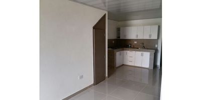 Hermoso apartamento en segundo piso, con un área de 72 m², primer piso , ideal para quienes buscan comodidad y excelente ubicación. Cuenta con un balcón que ofrece una espectacular vista al Cerro de Tusa, perfecto para disfrutar de la naturaleza y el paisaje.

Este apartamento tiene tres amplias alcobas con closet, dos baños cabinados con acabados modernos, y una zona de ropas independiente. La sala-comedor es luminosa, con hermosos acabados en cerámica y detalles en ojo de buey, además de pisos en porcelanato que aportan elegancia y durabilidad a los espacios.

Ubicado en el sector urbano del Barrio La Sierra, este inmueble se encuentra cerca de importantes servicios como el hospital, supermercados, restaurantes y tiendas, lo que garantiza una excelente calidad de vida y comodidad para sus residentes.
