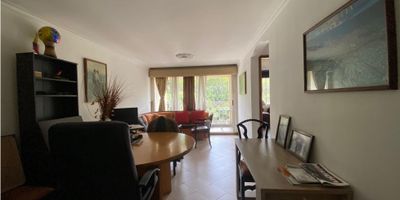 El apartamento que estás buscando en Medellín, Antioquia, está aquí. En una zona residencial y tranquila, se encuentra este hermoso apartamento con un área de terreno de 70.5 M2.

Cuenta con 2 habitaciones y 2 baños, garantizando la privacidad y comodidad de cada miembro de la familia. 

Al entrar al apartamento, te sorprenderá el diseño moderno y funcional, con armarios empotrados y clósets que te garantizan un espacio bien organizado y aprovechado. Además, podrás disfrutar de la vista desde el balcón, que te brinda una vista panorámica.

El apartamento se encuentra en una urbanización cerrada, con vigilancia las 24 horas del día para brindarte seguridad y tranquilidad. Además, cuenta con acceso pavimentado y está cerca de centros comerciales, colegios/universidades y parques, lo que te permite tener todo a tu alcance.

También podrás aprovechar las áreas sociales, como el salón comunal y el gimnasio al aire libre, para pasar momentos agradables y mantener un estilo de vida saludable. Y en los días calurosos, podrás refrescarte en la piscina, o utilizar el sauna y turco.

No esperes más para hacer realidad tu sueño de tener un apartamento en Medellín, contáctanos y agenda una visita para que veas todos los beneficios que este inmueble tiene para ofrecerte. ¡No te arrepentirás!
