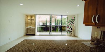 Este hermoso apartamento se encuentra en venta en la vibrante ciudad de Medellín, ubicado en una de sus mejores zonas, Antioquia.

Al ingresar a este inmueble, te sorprenderá su diseño moderno y funcional, con una distribución que aprovecha al máximo el espacio disponible. Los armarios empotrados en cada una de sus alcobas y en la zona de lavandería, te permitirán tener siempre tus pertenencias organizadas y al alcance de tu mano. Desde su amplio balcón podrás disfrutar de una vista panorámica de la ciudad, que te brindará una sensación de tranquilidad y relajación. Además, su ubicación en una zona residencial te garantizará un ambiente tranquilo y seguro para ti y tu familia.

Este apartamento también cuenta con comodidades internas como un baño auxiliar y un baño en la habitación principal, lo cual te ahorrará tiempo y facilitará tu día a día. Además, su depósito te permitirá tener un espacio extra para almacenar tus pertenencias y mantener tu hogar ordenado.

Este inmueble también cuenta con comodidades externas que lo hacen aún más atractivo. Cuenta con un garaje, lo cual es una comodidad imprescindible en una ciudad tan congestionada como Medellín. Su cercanía a centros comerciales y a medios de transporte público, te brindará una variedad de opciones para realizar tus compras y desplazarte por la ciudad de manera rápida y cómoda.

En resumen, esta propiedad es una excelente oportunidad de inversión en una de las ciudades más pujantes de Colombia.

No esperes más y contáctanos para agendar una visita y conocer más detalles sobre este maravilloso apartamento en venta en Medellín, Antioquia. ¡No te arrepentirás!

 
