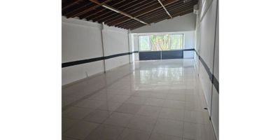 Se arrienda local dúplex con excelente ubicación y amplia iluminación natural.

El inmueble se encuentra cerca de una estación de metro, sobre vía principal, lo que garantiza alta visibilidad y fácil acceso. Ideal para negocios que buscan un espacio cómodo y bien comunicado.

¡Contáctanos para más información y agendar tu cita!
