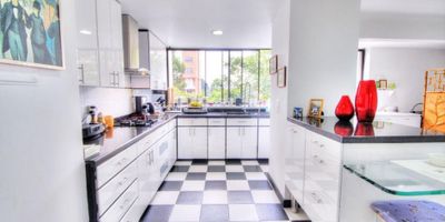 Este elegante apartamento de 245 M2 y ubicado en la hermosa ciudad de Medellín, Antioquia, es el lugar ideal para que tú y tu familia lo llamen hogar. Con 3 amplias alcobas y 3 baños, este apartamento es perfecto para acomodar a toda tu familia y garantizar su comodidad y privacidad.

El apartamento cuenta con un diseño moderno y elegante, con una cocina integral equipada con una barra estilo americano que se integra perfectamente con la sala de estar y el balcón, lo que hace que sea ideal para entretener a tus invitados. Además, cuenta con armarios empotrados en cada habitación y un baño en la habitación principal, proporcionándote un amplio espacio para almacenar tus pertenencias y comodidad adicional durante tus rutinas diarias.

La propiedad también está equipada con características internas como calentador, clósets, gas domiciliario, zona de lavandería y servicios básicos como agua, electricidad y video por cable. Además, es perfecta para las familias que tienen mascotas, ya que este apartamento admite mascotas sin ningún tipo de restricción.

El edificio cuenta con acceso pavimentado y ascensor, lo que lo hace ideal para personas con movilidad reducida o para aquellos que buscan comodidad en su día a día. También cuenta con un área social para que puedas disfrutar con tus vecinos y amigos, y un parqueadero de visitantes para que tus invitados puedan estacionar sin problemas.

En cuanto a la ubicación, este apartamento se encuentra cerca de la zona urbana de Medellín, permitiéndote acceder fácilmente a centros comerciales, colegios y universidades. Además, la cercanía al transporte público y la presencia de vigilancia y un circuito cerrado de TV en la propiedad proporcionan seguridad adicional para ti y tu familia.

Por último, esta propiedad también cuenta con servicios de lujo como piscina, portería y recepción las 24 horas, y un entorno campestre donde podrás disfrutar de la naturaleza y la tranquilidad. También te brinda 