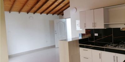 Hermoso apartamento en tercer piso, con un área de 72 m², primer piso , ideal para quienes buscan comodidad y excelente ubicación. Cuenta con un balcón que ofrece una espectacular vista al Cerro de Tusa, perfecto para disfrutar de la naturaleza y el paisaje.

Este apartamento tiene tres amplias alcobas con closet, dos baños cabinados con acabados modernos, y una zona de ropas independiente. La sala-comedor es luminosa, con hermosos acabados en cerámica y detalles en ojo de buey, además de pisos en porcelanato que aportan elegancia y durabilidad a los espacios.

Ubicado en el sector urbano del Barrio La Sierra, este inmueble se encuentra cerca de importantes servicios como el hospital, supermercados, restaurantes y tiendas, lo que garantiza una excelente calidad de vida y comodidad para sus residentes.
