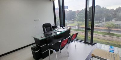 Excelente oficina de 41 mts, 2 espacios de trabajo, un baño, pisos en madera, vista exterior, un garaje, ubicado en edificio moderno con 3 ascensores, 2 salas de juntas, city parking, terraza con zona de comidas, batería de baños por piso, muy cerca de vías principales y zonas comerciales.