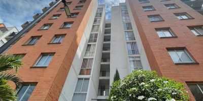 VENTA DE HERMOSO APARTAMENTO EN CIUDAD MELENDEZ CALI SUR 
Ubicado en el exclusivo sector, este acogedor apartamento en el noveno piso con ascensor ofrece un equilibrio perfecto entre confort y naturaleza. Cuenta con una amplia sala-comedor, ideal para disfrutar en familia. Sus dos habitaciones con clóset, más un estudio, brindan espacios versátiles. La habitación principal tiene baño privado, mientras que el baño social complementa la distribución. La cocina integral está equipada con todo lo necesario y cuenta con una zona de oficios. Además, su balcón con vista externa permite disfrutar de un ambiente tranquilo. La unidad ofrece una amplia variedad de amenidades: Piscinas para adultos y niños, zona de juegos infantiles, parqueadero comunitario, y parqueadero para visitantes, Salón social para eventos , Vigilancia 24/7, cerca a D1, Dollarcity y Ara, cerca  Universidad Autonoma, cerca a paraderos de Mio, PREGUNTA POR SU FACIL FINANCIACION!! ESTE APARTAMENTO ES PARA TI!!