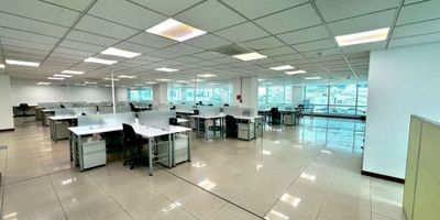Oficina en alquiler de 862 m², con capacidad para 140 puestos de trabajo. El espacio incluye una sala de juntas para 12 personas, 3 oficinas gerenciales, y 5 oficinas cerradas para subdirectores. Además, cuenta con una batería de baños en el piso, tanto para hombres como para mujeres, brindando comodidad y privacidad a todos los colaboradores.

La propiedad dispone de 12 parqueaderos, lo que asegura la comodidad de los empleados y visitantes. El valor del canon de arrendamiento es de $53.444.000 + IVA, con un costo adicional de administración de $11.200.000. Además, está equipada con cableado estructurado, garantizando una conectividad óptima para las necesidades tecnológicas de su empresa.
