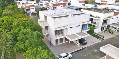 Venta de espectacular casa esquinera con un estilo moderno el cual esta ubicado en conjunto campestre, la casa de 3 niveles cuenta con 6 habitaciones, 5 baños, cocina abierta, sala comedor, 3 balcones, terraza con zona de oficios, y terraza privada, espacio hasta para 4 carros. el conjunto ademas de contar con un sendero que rodea la unidad cuenta con zonas sociales con piscina, zona infantil y cancha múltiple