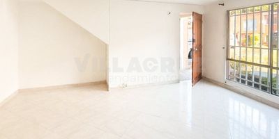 cómodo apartamento primer piso ubicado en el sector de belencito, nos ofrece una área de 72.10 sala comedor, 3 alcobas, 3 closet, 2 baños, 1 patio, piso en cerámica, parqueadero propio descubierto, unidad cerrada con portería las 24 horas, juegos infantiles, zonas verdes, valor de administración de $222.628 mensual, libre de todo gravamen