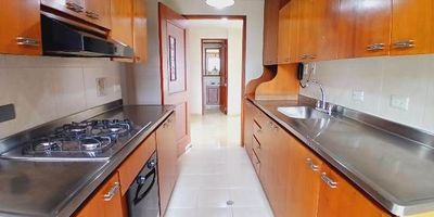 Apartamento ubicado en la loma del tesoro, facil acceso y cerca a transporte publico, ademas cerca a la clinica del Rosario, mall del este y centro comercial el Tesoro.