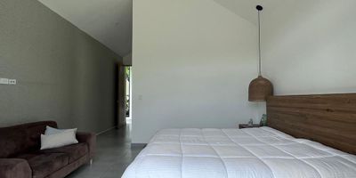 Casa en venta en unidad cerrada, ubicada en un sector campestre, tranquilo, cerca a vía principal, cerca a supermercados y de poco flujo vehicular. Cuenta con un área total de 5340M2, piso en porcelanato, chimenea, sala comedor, estudio, 3 alcobas con baño y vestier en la principal, tina, baño social, cocina integral abierta tipo americano, cuarto útil, zona de ropas, terraza, jardín y  parqueaderos lineales y paralelos. Conjunto cerrado con vigilancia y portería 24 horas, citofonía y circuito cerrado de tv. Inmuebles sujetos a verificación de disponibilidad.
