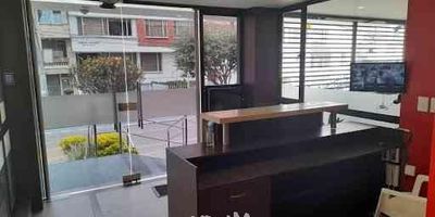 [VEN] ID HOUM: 149370

En Houm te ayudamos de forma fácil y segura. Los beneficios de comprar con nosotros:
    • Te ayudamos a conseguir financiamiento a través de una asesoría personalizada
    • Mediación y seguimiento de todo el proceso
    • Ponemos a tu disposición profesionales en notariado, registro y asesoría jurídica
¡Solo te preocupas de las firmas!

Departamento en venta, ubicado en el barrio Pablo VI, La Esmeralda, con una superficie construida de 50.00 m² y superficie total de 50.00 m². 

Sus principales características son:

    • 1 dormitorio
    • 1 baño
    • Admite mascotas
    • 1 parqueadero
    • Año de construcción: 2017
    • Bodega
            
Además, el inmueble cuenta con las siguientes amenidades:

    • Salón de eventos
    • Ascensor

Si compras con nosotros, te brindamos asesoría personalizada durante todo el proceso.
Más que una inmobiliaria, somos Houm.
*Aplican T&C