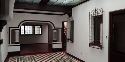 ¿Te gustaría abrir tu negocio comercial sobre toda la carrera 23?

En Castro Rosero tenemos la mejor opción para ti.

 Amplia casa de dos niveles con excelente ubicación en el Centro de la ciudad, con 330 mts2. Cuenta con 5 alcobas,3 baños,cocina sencilla,patio y zona de ropas. 

Es perfecta para vivir o para montar el negocio de tus sueños.

Contáctanos 
