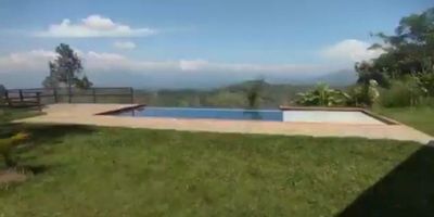 Vendo Casa Campestre en La Cabaña, Manizales - ¡Tu Retiro de Ensueño en Medio de la Naturaleza!

¿Estás buscando tu propio oasis de tranquilidad en medio de la naturaleza? ¡Esta es tu oportunidad! Se vende una excelente casa campestre en La Cabaña, Manizales, que ofrece un estilo de vida privilegiado en un entorno natural incomparable.

Características destacadas:


 Área Construida: 500 M2
 Área Terreno: 3700 M2
 Habitaciones: 4
 Baños: 2
 Garaje: 5
 Estrato: 3


Esta espectacular casa campestre cuenta con:


 Amplias habitaciones con armarios empotrados.
 Dos baños completos para tu comodidad.
 Sala de estar con balcón y vista panorámica.
 Piscina para disfrutar de los días soleados.
 Pisos en cerámica/mármol que brindan un ambiente fresco y elegante.
 Zona de lavandería para tu conveniencia.
 Jardín con árboles frutales y bosque nativo que te conectan con la naturaleza.
 Amplio garaje para 5 vehículos.


Con una ubicación privilegiada en La Cabaña, esta casa campestre te ofrece la paz y tranquilidad que buscas, junto con todas las comodidades necesarias para disfrutar de la vida al máximo.

¡No pierdas la oportunidad de adquirir tu propio retiro campestre en La Cabaña! Contáctanos ahora mismo para más información y para agendar una visita. 



¡Estamos aquí para ayudarte a hacer realidad tus sueños de vivir en armonía con la naturaleza!

 

También te puede interesar: 

Toca estos enlaces para conocer otras opciones de Casas Campestres disponibles en castrorosero.com

Casa Campestre en venta en Manizales

Se vende Casa Campestre en Palestina

Casa Campestre para vender en Villamaría

Vendo Casa Campestre en Cerritos Pereira

Compro Casa Campestre en La Virginia Risaralda

Venta de Casa Campestre en Tres Puestas, Km41, Palestina

 

#CasaCampestre #CasasCampestres #Campestre #CampestreManizales #CasadeCampo #CondominioCampestre #CasasdeLujo
