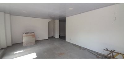 Espectacular local comercial en zona estrategica de la ciudad, cerca al colegio los ángeles. Cuenta con 2 entredas,pisos de cerámica,iluminación tipo led y un baño. Local remodelado. 
