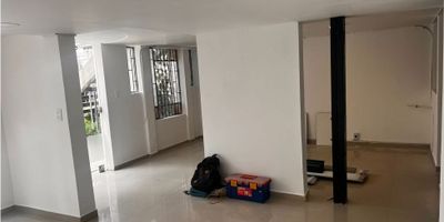 ? ¡Arriendo de LOCAL en La Estrella, Manizales! ?

Este amplio local es perfecto para tu próximo negocio en La Estrella, Manizales. Aquí tienes todos los detalles:

? Características del Local:


 Área Privada: Con 63 M2 de espacio para adaptar a tus necesidades comerciales.
 Baños: Incluye un baño para clientes y empleados.
 Estrato: Ubicado en estrato 5, ofreciendo un entorno residencial de calidad.
 Piso: Se encuentra en el primer piso para una fácil accesibilidad.
 Cocina Equipada: Ideal para locales de comidas, este local cuenta con una cocina equipada.
 Doble Ventana: Garantizando una excelente iluminación natural y ventilación.
 Servicios Básicos: Incluye agua, electricidad y gas domiciliario.
 Piso de Cerámica / Mármol: Con un piso resistente y fácil de limpiar.
 Vista Panorámica: Disfruta de una vista amplia y panorámica desde el local.
 Área Social: Con espacio para eventos y reuniones sociales.
 Cercanía a Servicios: Está cerca de centros médicos, comercios, colegios, parques y más.
 Zona Comercial: Ubicado en una zona de alto flujo comercial y residencial.
 Zonas Verdes y Recreativas: Con acceso a áreas verdes y zonas deportivas para disfrutar.


?️ Locales Aptos para Comidas: Este local es perfecto para establecimientos de comidas y restaurantes.

¡No dejes pasar esta oportunidad de llevar tu negocio al siguiente nivel en La Estrella! 


 

Contáctanos para más información y agenda una visita hoy mismo. ?
