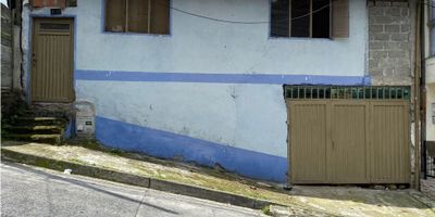 ? Venta de Casa Lote en Villamaría, Caldas | Oportunidad Inmobiliaria ?

¡Gran oportunidad para inversionistas o quienes buscan un proyecto de construcción en Villamaría, Caldas! Este casa lote de 240 m² es prácticamente para demoler, ideal para comenzar desde cero y crear la casa de tus sueños o un proyecto comercial.

?️ Distribución Actual:


 3 habitaciones.
 1 baño.
 Sala comedor.
 Cocina básica.
 Garaje incluido.


? Dimensiones Generosas:


 10 metros de frente x 24 metros de fondo, proporcionando un área ideal para múltiples proyectos.


? Ubicación y Estrato:


 Estrato 3, una zona tranquila con acceso a servicios cercanos y con excelente proyección de crecimiento.


¡Aprovecha este espacio para hacer realidad tu proyecto! Perfecto para remodelación, reconstrucción o desarrollo comercial. Contáctanos hoy mismo para más información y convierte este lote en la base de una gran inversión.


 
