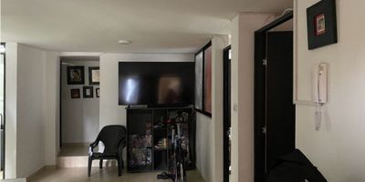 ? ¡Se vende apartamento en Villapilar | Vendo apto en Manizales!

Descubre este encantador apartamento ubicado en el tranquilo y accesible barrio de Villapilar en Manizales. Ideal para familias que buscan un hogar cómodo y bien ubicado.

? Espacios Cómodos: Con un área privada de 68 m², este apartamento ofrece una distribución funcional con 3 habitaciones, todas con clósets, y 2 baños completos con división de vidrio templado. La sala comedor proporciona un espacio amplio y acogedor para compartir momentos en familia.

?️ Comodidades del Apartamento: La cocina integral está equipada con todo lo necesario para tu día a día. Además, el apartamento cuenta con un estudio perfecto para trabajar o estudiar desde casa. La zona de ropas es práctica y está bien ubicada.

? Características Adicionales: El apartamento admite mascotas, tiene calentador y está provisto de gas domiciliario. El suelo es de cerámica/mármol, lo que le da un toque moderno y elegante. Además, cuenta con citófono/intercomunicador, asegurando una comunicación eficiente y segura.

? Estacionamiento y Acceso: La bahía de parqueo asegura que siempre tendrás un lugar donde dejar tu vehículo. El acceso pavimentado facilita el ingreso y la salida del edificio.

? Ubicación y Entorno: Ubicado en una zona residencial tranquila, el apartamento está cerca de parques, lo que ofrece espacios verdes para disfrutar al aire libre. La proximidad a transporte público cercano y a vías principales facilita la movilidad.

? Beneficios del Entorno: Villapilar es conocido por sus zonas verdes y su ambiente familiar. La cercanía a parques y áreas recreativas hace de este un lugar ideal para vivir con tranquilidad y comodidad.

¡No pierdas la oportunidad de adquirir este apartamento en Villapilar! Contáctanos hoy mismo para más información y para programar una visita.

Haz de este apartamento tu nuevo hogar y disfruta de todas las comodidades y beneficios que ofrece.


