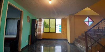 ? Venta de Espectacular Casa en Manizales: Ideal para Hostal o Vivienda Multifamiliar

¡Haz realidad tus sueños de vivir en confort con esta espectacular casa de 4 niveles en Manizales! Con una impresionante área construida de 236 m², esta propiedad ofrece un amplio espacio y la posibilidad de ampliación, siendo óptima para convertirla en un hostal o vivienda multifamiliar.

Características Destacadas:


 8 Habitaciones: Ideal para alojar a múltiples huéspedes o familiares.
 3 Baños: Para mayor comodidad y privacidad.
 Cocina Semi Integral Equipada: Perfecta para preparar deliciosas comidas.
 Garaje Cubierto y Descubierto: Espacio para estacionamiento seguro.
 Antejardín con Reja a la Calle: Añade un encanto adicional a la propiedad.


Comodidades Adicionales:


 Baño Auxiliar.
 Clósets en las Habitaciones.
 Gas Domiciliario.
 Zona de Lavandería.
 Acceso Pavimentado.
 Salón Comunal y Terraza: Perfectos para reuniones sociales.
 Transporte Público Cercano.
 Zona Comercial y Residencial: Ofrece una amplia gama de servicios cercanos.


No te limites y aprovecha esta oportunidad para vivir de manera confortable. ¡Contáctanos hoy mismo para más información y hacer realidad tu sueño de tener esta espectacular casa en Manizales!


 
