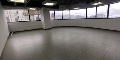 ? ¡Amplia Oficina Disponible para Arriendo cerca del Cable!

Descubre esta excelente oportunidad para arrendar una oficina en un edificio ubicado cerca del Cable en Manizales. Con una ubicación estratégica y todas las comodidades necesarias, esta oficina es perfecta para tu negocio o emprendimiento.

? Espacio Funcional: Con un área construida de 60 m2, esta oficina ofrece un espacio amplio y funcional, ideal para adaptarlo según las necesidades de tu negocio. El suelo de cerámica proporciona un ambiente profesional y fácil de mantener.

? Edificio con Servicios: Ubicado en el sexto piso del edificio, esta oficina cuenta con acceso a ascensor para mayor comodidad. La presencia de portería y vigilancia garantiza la seguridad de tu negocio y de tus clientes.

? Ubicación Estratégica: Situada sobre vía principal y cerca del Cable, esta oficina disfruta de una ubicación privilegiada con acceso a transporte público cercano, centros comerciales, colegios y universidades, lo que facilita la llegada de clientes y colaboradores.

? Ideal para tu Negocio: Ya sea que estés buscando expandir tu empresa o iniciar un nuevo proyecto, esta oficina ofrece el entorno perfecto para el crecimiento y desarrollo de tu negocio.

¡No pierdas la oportunidad de arrendar esta excelente oficina y llevar tu negocio al siguiente nivel! Contáctanos hoy mismo para más información y agenda una visita.


 
