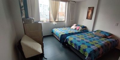 Apartamento de 30 m2 en La Rambla

Oportunidad de adquirir un apartaestudio de 30 m2 en La Rambla, completamente iluminado y con acabados contemporáneos.
Ideal para profesionales o parejas que buscan un espacio funcional y seguro en un sector de alta valorización.

Descripción de la propiedad
Este apartaestudio integra sala y comedor en un ambiente fluido que conecta con la cocina semi integral y la zona de ropas. La habitación independiente y el baño completo presentan pisos en cerámica y detalles que facilitan el mantenimiento diario. El portería virtual y las amplias ventanas aseguran privacidad y luminosidad.

Descripción del entorno y acceso
Ubicado en una urbanización cerrada de estrato 6, ofrece acceso pavimentado y vigilancia permanente. Se encuentra junto a rutas de transporte público, centros comerciales y zonas verdes, lo que garantiza conveniencia y conectividad con el resto de la ciudad.

Contáctanos
Escríbenos por WhatsApp para recibir información al instante y coordinar tu visita.
Nuestro equipo estará atento para resolver tus dudas y acompañarte en cada paso.
