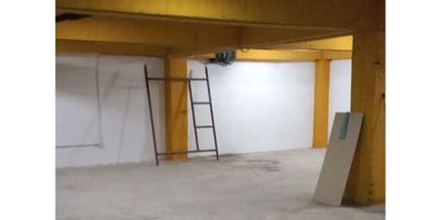 Bodega de 170 m2 en Villamaría, Caldas

Oportunidad para microempresas, congregaciones o almacenaje que necesitan un espacio versátil sin acceso vehicular. Esta bodega en estrato 3 combina servicios básicos y un diseño funcional para iniciar operaciones de inmediato.

Descripción de la propiedad

La nave de 170 m2 cuenta con energía en 110 y 220 voltios que se adapta a diferentes equipos. El piso en cemento resistente soporta el uso diario, mientras el baño con poseta ofrece comodidad al personal. El ingreso mediante escaleras impide el acceso de vehículos, lo que la hace ideal para actividades que no requieran muelle de carga.

Descripción del entorno y acceso

Ubicada en Villamaría, se conecta fácilmente con vías principales y transporte público cercano. El entorno mezcla zonas comerciales y residenciales, brindando un ambiente tranquilo y servicios locales que facilitan la operación diaria.

Contáctanos

Escríbenos por WhatsApp para recibir más información y coordinar tu visita a esta bodega en venta. En Inmobiliaria Castro Rosero te acompañamos para encontrar la mejor opción para tu negocio.


 

