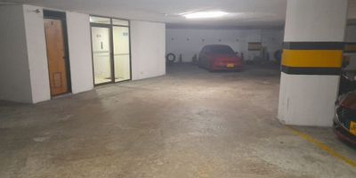 Bodegas y parqueaderos de 3.5 m2 en El Cable, Manizales

Oportunidad para quienes buscan optimizar su espacio de almacenamiento en estrato 5. Estas dos bodegas en subnivel 2 ofrecen seguridad y accesibilidad en un edificio con vigilancia 24 horas. Incluyen dos parqueaderos privados que suman valor a tu inversión.

Descripción de la propiedad

Cada bodega cuenta con 3.5 m2 de área, piso en cemento resistente y acceso desde el subnivel 2. El edificio mantiene portería y vigilancia permanente, lo que garantiza la protección de tus bienes. Los parqueaderos vinculados al mismo nivel facilitan la carga y descarga sin demoras.

Descripción del entorno y acceso

Ubicadas en el sector El Cable, se integran a un entorno urbano con vías principales y rutas de transporte cercano. La zona comercial inmediata y la cercanía a centros de la ciudad facilitan la logística diaria de tu negocio.

Contáctanos

Escríbenos por WhatsApp para recibir más información y coordinar una visita a estas bodegas con parqueadero. En Inmobiliaria Castro Rosero te acompañamos para que tu inversión sea segura y rentable.
