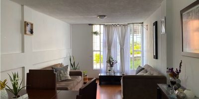 ? Venta de Encantador Apartamento en Villa Pilar, Manizales

Descubre este encantador apartamento ubicado en el tranquilo barrio de Villa Pilar en Manizales. Con una distribución cómoda y funcional, esta propiedad ofrece un espacio acogedor ideal para vivir en familia.

ℹ️ Características del Apartamento:


 3 Habitaciones: El apartamento cuenta con tres habitaciones, proporcionando suficiente espacio para toda la familia.
 Armarios Empotrados: Dispone de tres closet integrados, ofreciendo almacenamiento conveniente para la ropa y otros objetos personales.
 1 Baño Completo: Cuenta con un baño completo, equipado con accesorios modernos y acabados de calidad.
 Cocina Semi Integral: La cocina está diseñada con un estilo semi integral, ofreciendo funcionalidad y comodidad en el espacio culinario.
 Zona de Ropas: Incluye una zona de ropas dedicada para la lavandería, con espacio para instalar una lavadora y secadora.
 Piso en Madera Flotante y Cerámica: Los pisos están revestidos con madera flotante en las áreas principales y cerámica en el baño y la cocina, agregando un toque de elegancia y durabilidad.
 Bahía de Parqueo Comunal: Cuenta con acceso a una bahía de parqueo comunal y descubierta, proporcionando opciones de estacionamiento convenientes para los residentes.


Este apartamento representa una excelente oportunidad de adquirir una propiedad en una ubicación tranquila y residencial, con todas las comodidades necesarias para una vida cómoda y relajada. ¡No pierdas la oportunidad de hacerlo tuyo! 



Contáctanos hoy mismo para más información y agendar una visita. ??
