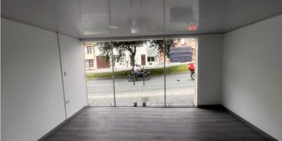 ? ¡Excelente oportunidad de arrendar un local para estrenar en La Estrella, Manizales! ?

✨ Con una construcción de 24 M2 en un nivel, este local ofrece un espacio moderno y versátil para iniciar tu negocio.

? Cuenta con un baño para mayor comodidad y su piso en madera laminada le brinda un toque elegante y acogedor.

? Además, incluye servicios de agua y luz para facilitar tu operación diaria.

❌ Por favor ten en cuenta que no está disponible para actividades de comida, discotecas o bares.

? Ubicado en una zona comercial estratégica, cerca de centros comerciales, colegios, universidades y transporte público, este local es ideal para hacer crecer tu negocio.

¡No dejes pasar esta oportunidad de estrenar tu propio local en La Estrella!


 

Contáctanos para más información y agenda una visita. ?
