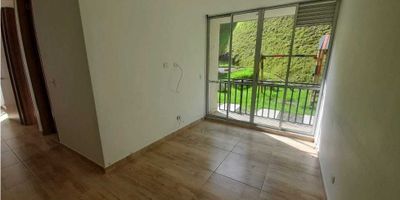 ? ¡Apartamento Económico en Venta en Villamaría!

Aprovecha esta increíble oportunidad de adquirir un apartamento a un precio accesible en Villamaría. Con una excelente ubicación y todas las comodidades que necesitas, este apartamento es ideal para tu familia.

? Espacios Cómodos y Funcionales: Con un área privada de 49 m², este apartamento de un nivel ofrece una distribución práctica y eficiente. Cuenta con una sala comedor acogedora, tres habitaciones con clósets, y un baño.

?️ Comodidades y Equipamiento:


 Cocina Semi Integral: Práctica y funcional para tus necesidades diarias.
 Calentador: Disfruta de agua caliente en todo momento.
 Barra Estilo Americano: Ideal para desayunos rápidos o cenas informales.
 Doble Ventana: Para un mejor aislamiento acústico y térmico.
 Piso en Cerámica: Fácil de limpiar y mantener.


?️ Espacios Adicionales:


 Zona de Ropas: Área destinada para la lavandería.
 Balcón: Espacio adicional para disfrutar del aire libre.


? Ubicación y Accesibilidad:


 Centros Comerciales Cercanos: Todo lo que necesitas a pocos minutos de tu hogar.
 Transporte Público Cercano: Fácil acceso a diferentes rutas de transporte para tu conveniencia.
 Entorno Tranquilo y Seguro: Ubicado en una zona residencial con todas las comodidades cercanas.
 Acceso para Discapacitados: Facilidades para personas con movilidad reducida.


? Detalles Adicionales:


 Estrato: 3
 Piso: 1
 Conjunto Cerrado: Seguridad y tranquilidad para tu familia.
 Portería y Vigilancia: Seguridad las 24 horas.
 Parqueadero para Visitantes: Espacio disponible para tus invitados.
 Salón Social y Zonas Verdes: Áreas comunes para tu disfrute y esparcimiento.


¡No dejes pasar esta oportunidad única de adquirir un apartamento económico en Villamaría! Contáctanos hoy mismo para más información y para programar una visita. ¡Tu nuevo hogar te espera!


 
