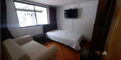 ? ¡Casa de Dos Pisos en Venta en La Toscana!

Descubre esta magnífica casa en La Toscana, Manizales, perfecta para quienes buscan espacio, comodidad y una ubicación estratégica. Con dos niveles bien distribuidos y todas las comodidades que necesitas, esta propiedad es ideal para tu familia.

? Espacios Amplios y Funcionales: Con un área construida de 129 m² y un terreno de 108 m², esta casa de dos pisos ofrece una distribución inteligente y funcional. Cuenta con una sala acogedora, comedor, cuatro habitaciones, dos baños y un estudio, brindando espacio suficiente para toda la familia.

?️ Comodidades y Equipamiento:


 Cocina Integral: Espaciosa y equipada para tus necesidades diarias.
 Calentador: Disfruta de agua caliente en todo momento.
 Doble Ventana: Para un mejor aislamiento acústico y térmico.
 Clósets: Dos clósets amplios para mayor almacenamiento.
 Piso en Cerámica: Fácil de limpiar y mantener.


?️ Espacios Adicionales:


 Zona de Ropas: Área destinada para la lavandería.
 Patio: Perfecto para disfrutar del aire libre o como espacio adicional de almacenamiento.


? Ubicación y Accesibilidad:


 Centros Comerciales Cercanos: Todo lo que necesitas a pocos minutos de tu hogar.
 Transporte Público Cercano: Fácil acceso a diferentes rutas de transporte para tu conveniencia.
 Entorno Tranquilo y Seguro: Ubicado en una zona residencial con todas las comodidades cercanas.


? Detalles Adicionales:


 Estrato: 4
 Piso: 2 niveles


¡No dejes pasar esta oportunidad única de adquirir una casa en La Toscana! Contáctanos hoy mismo para más información y para programar una visita. ¡Tu nuevo hogar te espera!


