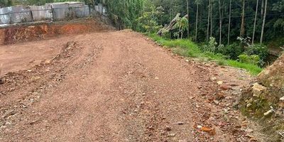 Lote plano para arriendo, con cerramiento, ubicado al sur del Área Metropolitana, en toda la entrada al municipio de Caldas. Cuenta con dos accesos, uno por la variante y otro por la calle 127 sur. Servicios públicos con EPM energía lista, pozo séptico ya instalado y agua en trámite.No pierdas la oportuidad de concer este  gran inimueble 